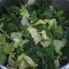 Разогреть в сковороде оливковое масло, выложить салат и шпинат, накрыть крышкой и тушить  на среднем огне  10-15 минут. Остудить и хорошо отжать.