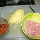 Берём натираем твердый сыр на мел.тёрку, режем мелко колбасу, смешиваем соус со сметаной, туда же кладем чеснок.