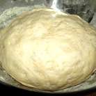 Дрожжи растворить в теплой воде, добавить соль, сахар, муку и замесить тесто. Когда тесто перестанет прилипать к рукам, оставить в миске, накрыть и поставить в теплое место на 1 час. 