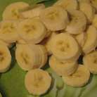 Бананы нарезать кружочками.