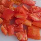 Лук мелко порубить.На помидорах сделать крестообразные надрезы ,погрузить в кипящую воду на 30 секунд и очистить от кожицы.Удалить семена,крупно нарезать и положить в кастрюлю с толстым дном.