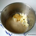 Для теста: мед, сахар, сливочное масло смешать в кастрюльке, растворить на огне.<br />
