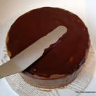 Шоколад растопить с двумя столовыми ложками растительного масла, немного остудить  и нанести на верхний корж торта.