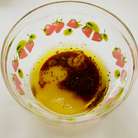 Для приготовления маринада  смешать вилкой масло, уксус, мед, соевый соус, перец, соль (соли я положила чуть меньше чем в рецепте), сахар, горчицу.