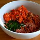 В говяжий фарш (можно взять смешанный...) положить измельченный перец, мелко рубленую петрушку и чеснок (я измельчаю также в миксере, следом за перцем!). Посолить и поперчить, добавить паприку. 