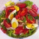 Листовой салат крупно порвать руками и выложить в салатник.Сверху красиво разложить остальные ингредиенты.