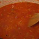 Когда суп закипит, добавить бальзамический и винный уксус, сахар, еще немного посолить и, не закрывая крышкой, варить суп до готовности риса минут 12–15, доливая по мере необходимости бульон.