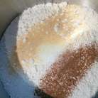 Поставьте вариться картошку. В идеале пюре должно быть тёплым, но если картошка сварена заранее, то её можно подогреть. Дрожжи растворите в тёплом молоке (у  меня 1,5%, в рецепте не указана жирность молока, т. ч. берите любое), добавьте сахар.
Просейте в чашу комбайна муку, добавьте соль, сухой чеснок, мускат. Мускат- специя специфическая, если она вам не нравится, удалите её, если решите все-же добавить, то не переборщите, в готовом хлебушке мускат чувствуется довольно интенсивно. 