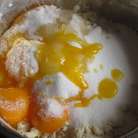 Добавить яйцо,желтки,сахар,щепотку соли и замесить тесто.