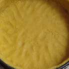 Разъёмную форму диаметром 24 см смазать сливочным маслом и присыпать мукой.Раскатать тесто и выложить в форму ,формируя бортики. Лишнее тесто обрезать.