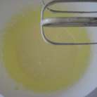 
Духовку разогреть 180 гр
Яйцо взбить с сахаром и ванилином до бела. Сливочное масло растопить, остудить, влить к яйцам.