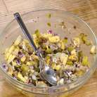 Сельдь соединить с яблоком, огурцом, луком и каперсами, добавить горчицу и мед, посолить, поперчить, затем выложить в начинку одно яйцо пашот и все вымешать.