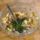 Укроп мелко порубить (пару веточек оставить для украшения), добавить к сельди с яблоком и огурцом, все перемешать.