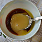 Подготовить маринад. Для этого смешайте оливковое масло, мёд и соус терияки (можно заменить хорошим соевым соусом).