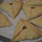 Выкладываем на противень и отправляем в разогретую до 180°C духовку на 30-40 минут (зависит от духовки). Достаем подрумянившиеся треугольники и наслаждаемся с чаем или молоком.