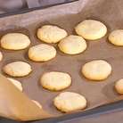 Выпекать печенье в разогретой духовке 10–12 минут.