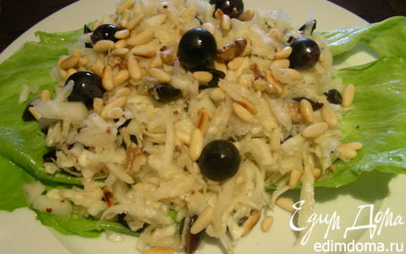 Рецепт Освежающий салат из сельдерея, черного винограда и кедровых орешков