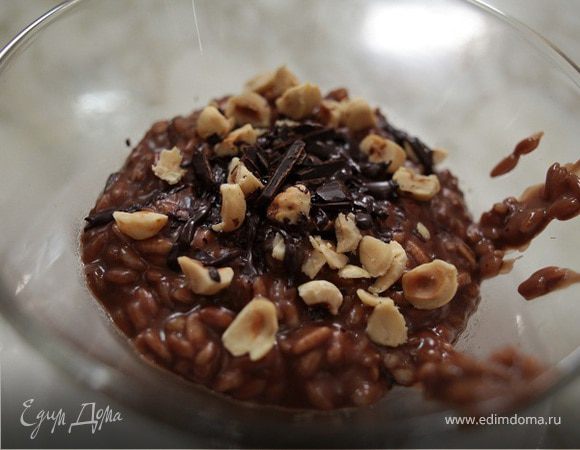 Шоколадная рисовая каша с изюмом и орехами