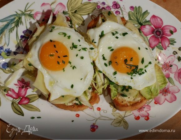 Жареные яйца на тостах с цикорием и анчоусами