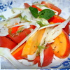 Оригинальный салат с хурмой, помидором и фенхелем.