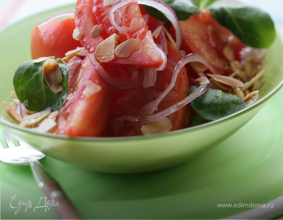 Салат из мясистых помидоров, красного лука и минда