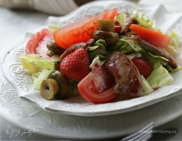 Салат с клубникой, маринованными грибами и куриным