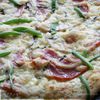 Пицца со сметаной, ветчиной и зеленым луком