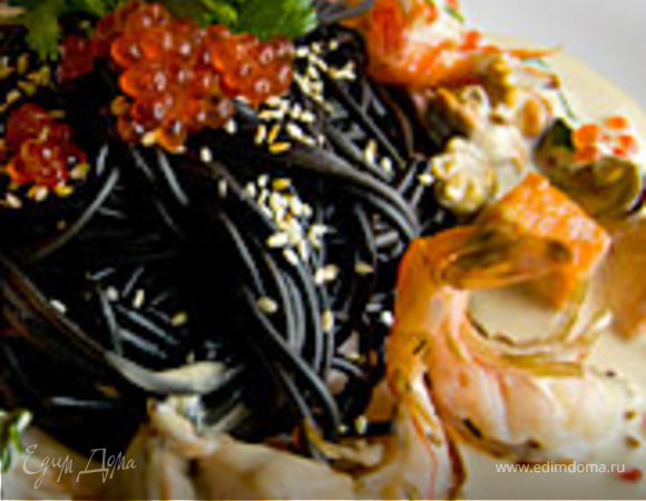Черные спагетти с морепродуктами и сырным соусом