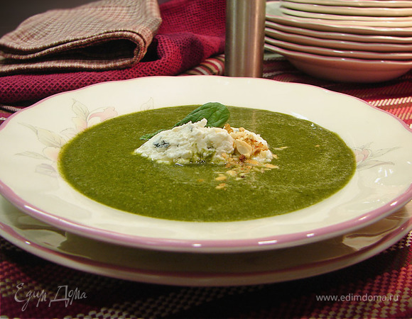 Зеленый крем-суп с клецками из творога и сыра с плесенью