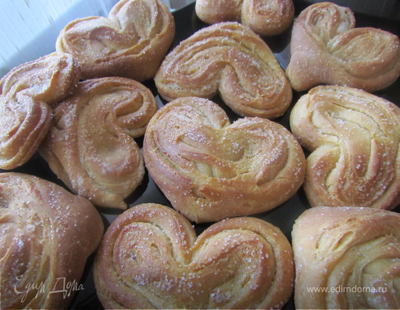 Пышные, сладкие, сахарные сердечки: сдобные булочки в форме сердца