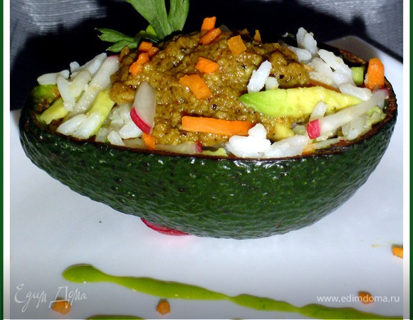 Рисово-овощной салат с соусом из авокадо