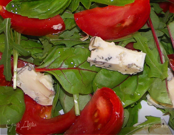 Салат с руколой,базиликом,помидорами и голубым сыром.