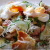 Теплый салат из хлеба, хрустящей копченой грудинки и яйца-пашот по рецепту Джейми Оливера