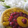 Малиновый пирог с персиком и вишней
