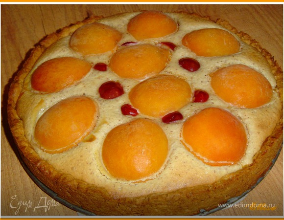 Пирог с абрикосами и черешней