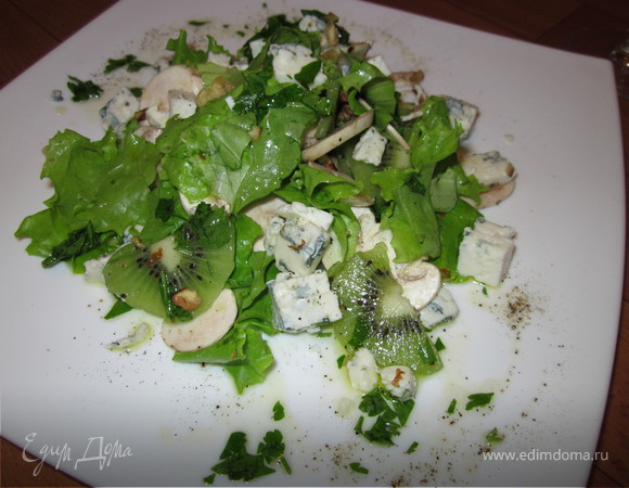 Зеленый салат с шампиньонами и сыром с голубой плесенью (обед во французском стиле № 2)