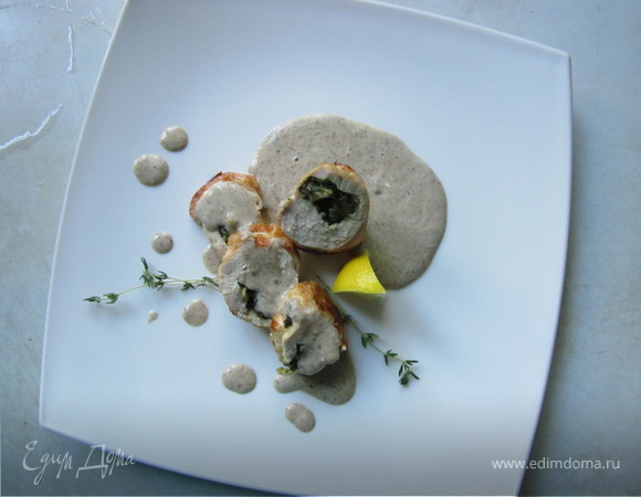Рулеты из куриных грудок со шпинатной начинкой и грибным соусом (обед во французском стиле № 2)