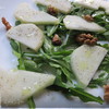 Зеленый салат с грушей и руколой