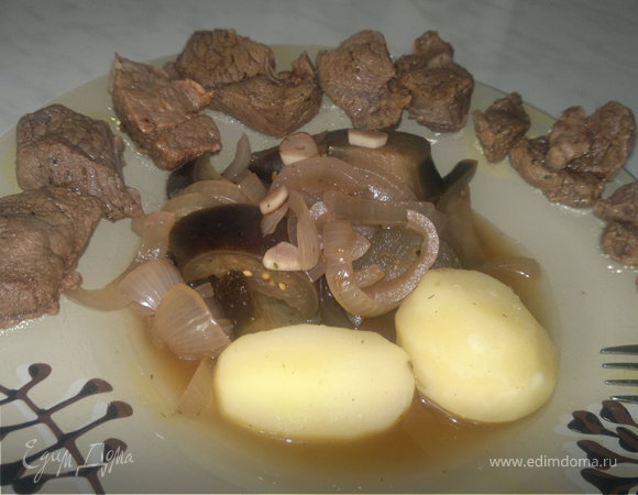 Бараний окорок + отварной картофель и тушеный с луком баклажан