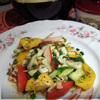 Салат из свежих овощей и копчёной куриной грудки