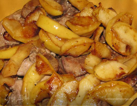 Куриная печень с яблоками: рецепт - Лайфхакер