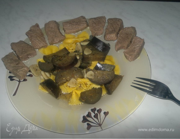 Яичные макароны бантики с чесночным баклажаном и мраморной говядиной.
