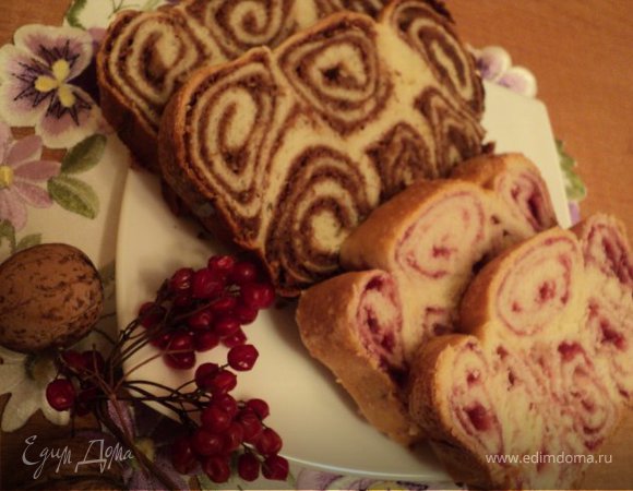 Пирог йогуртовый с ореховой и ягодной начинками.