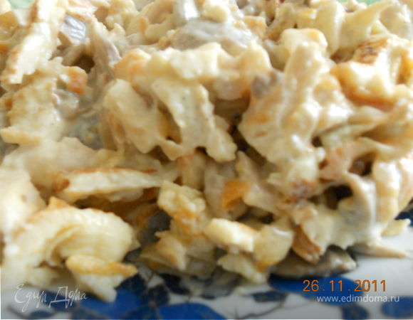 Салат Обжорка с курицей, грибами и черносливом - простой рецепт