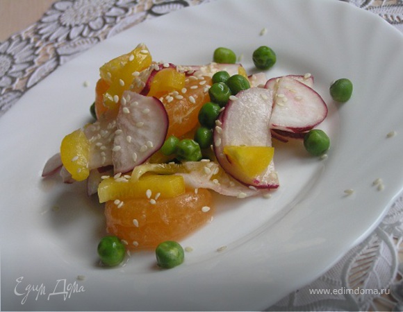 Пёстрый салат с редисом и мандаринами
