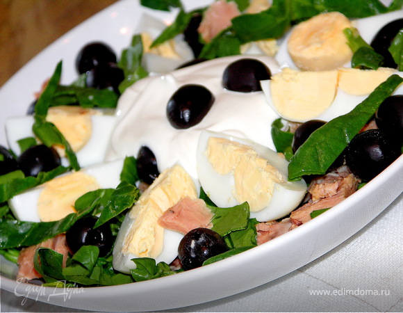 Салат с тунцом,яйцом,шпинатом и оливками