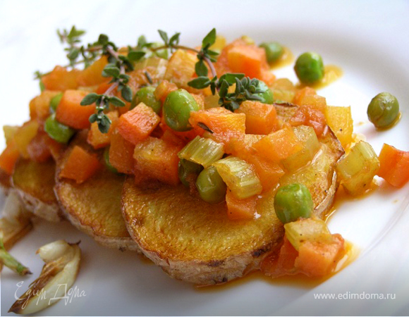 Жареный картофель с овощным рагу и чесноком