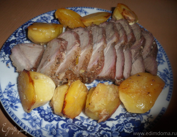 Мясо, запеченное в духовке с картошкой