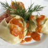 Манты с картофельной начинкой и томатно-чесночным соусом