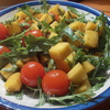 Салат из руколы, томатов черри и манго